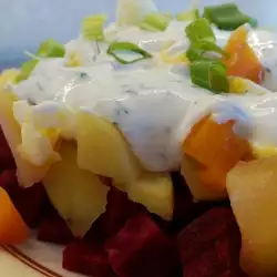 Шарена салата с картофи, моркови и цвекло