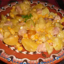 Салата от печени картофи, пилешко филе и царевица