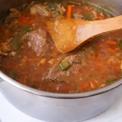 Кавърма със свинско, гъби и зеленчуци