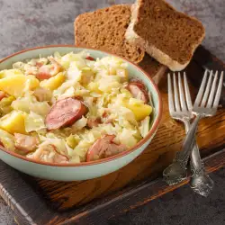 Задушено кисело зеле с картофи и наденица