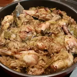 Пиле с кисело зеле и лук