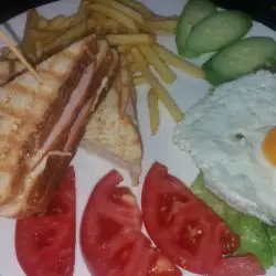 Триъгълни клуб сандвичи с яйце и картофки