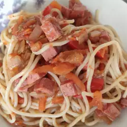 Спагети с доматен сос и колбас