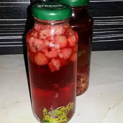 Компот от малини в бутилки