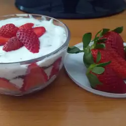 Десерт с два вида крем в чаша