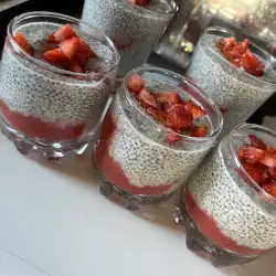 Млечен десерт с чиа и ягоди