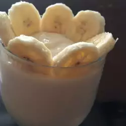 Десерт с банани и сметана