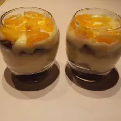 Десерт в чаша с прясно мляко