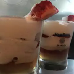 Десерт с ягоди и белтъци