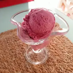 Черешов сладолед със сметана
