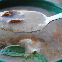 Гъбена супа с босилек