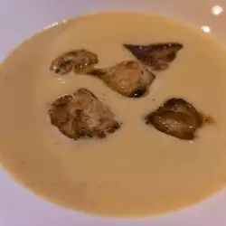 Крем супа с червена леща, куркума и пуешки хапки