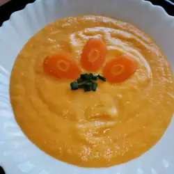Крем супа с моркови и сметана