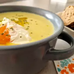 Кремсупа от тиквички с поширано яйце