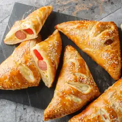 Тригълни кренвиршки с кашкавал