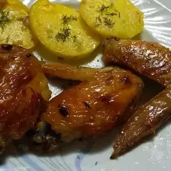 Печени пилешки крилца с апетитен сос