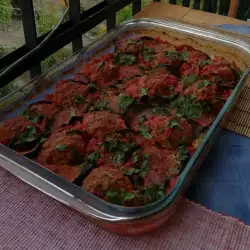 Кюфтета на фурна по аксаковски с патладжан, домати и чесън