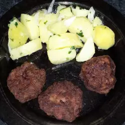 Пухкави пържени кюфтета с гарнитура картофена салата
