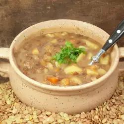 Супа от леща с картофи и брашно
