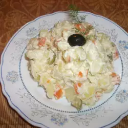 Руска салата с кисели краставички