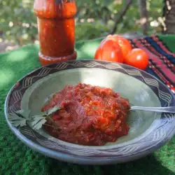 Едросмляна лютеница с доматено пюре