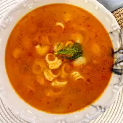 Макаронена супа и моркови