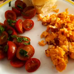 Бъркани яйца с чери домати