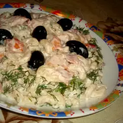Макаронена салата с маслини