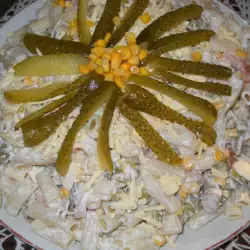 Макаронена салата с кренвирш и кисели краставички