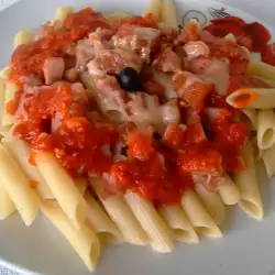 Паста с доматен сос и бекон