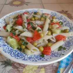 Макаронена салата с грах и краставица