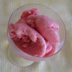 Домашен малинов сладолед с черен пипер