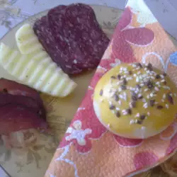 Малки топки със сирене и сусам за закуска