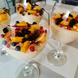 Десерт с боровинки и манго