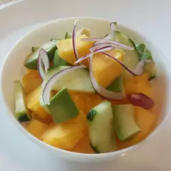 Карибска салата с манго и авокадо