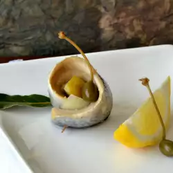 Маринована риба с кисели краставички