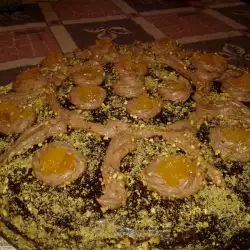 Медена торта с шоколадов мус и сладко от манго