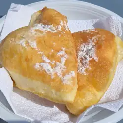 Пухкави триъгълни мекици с пудра захар