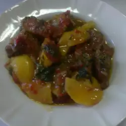 Късчета месо със зеленчуци на фурна