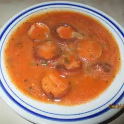 Наденица с доматен сос