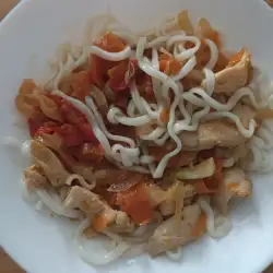 Нудли с пиле, зеленчуци и джинджифил