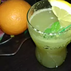 Домашна оранжада с мента и лимон