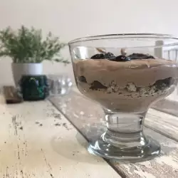 Десерт в чаша със сладко