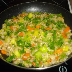 Задушен ориз с тиквичка и моркови