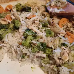 Вкусен ориз с пилешки гърди и броколи