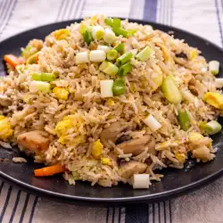 Китайски ориз с пиле, тиквички и гъби