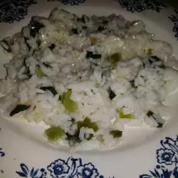 Бял ориз със зехтин и зелен лук