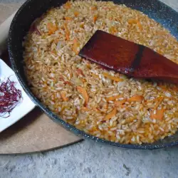 Лесен ориз със зеленчуци и шафран в тиган