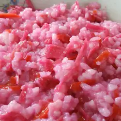 Розова оризова салата с цвекло и зеле