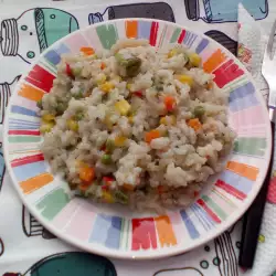 Ориз със зеленчуци, къри и соев сос